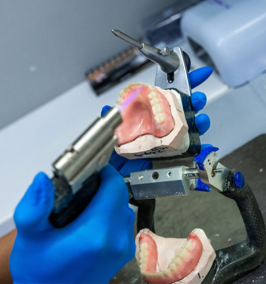 Kunstgebit reparatie of opvullen 's-Gravenzande